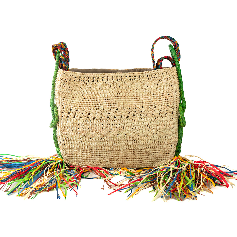 Sac en raphia avec franges, doté d'une double anse multicolore en macramé