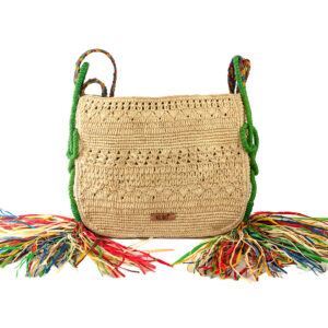 Sac en raphia avec franges, doté d'une double anse multicolore en macramé