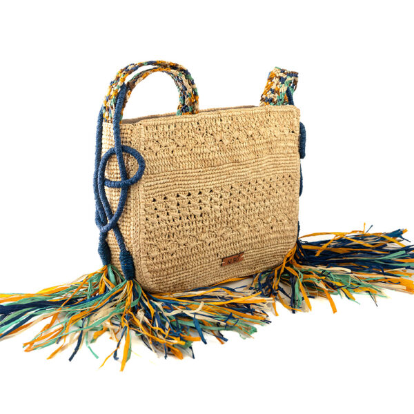 Sac raphia et macramé avec franges, doté d'une double anse multicolore en macramé