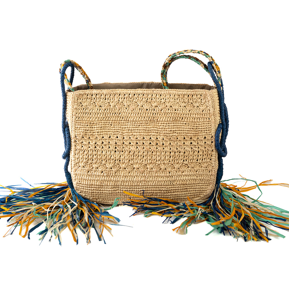 Sac raphia et macramé avec franges, doté d'une double anse multicolore en macramé