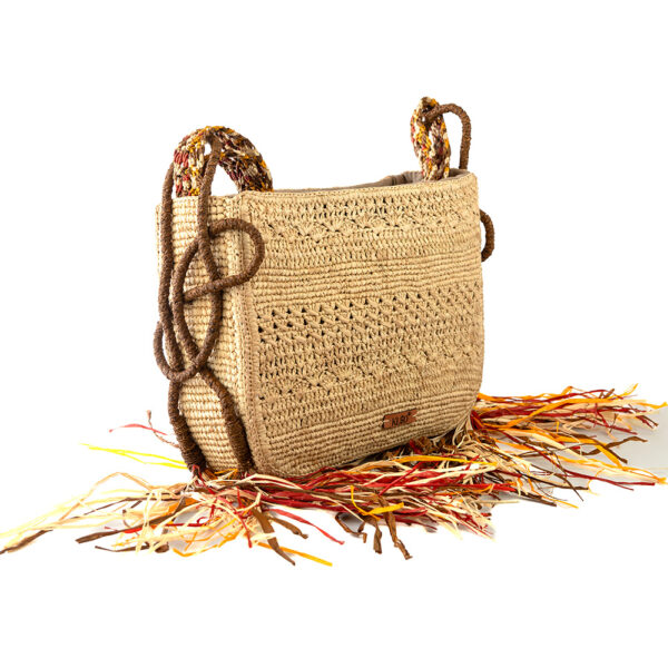 Sac en raphia original coloré avec franges, doté d'une double anse multicolore en macramé