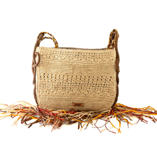 Sac en raphia original coloré avec franges, doté d'une double anse multicolore en macramé