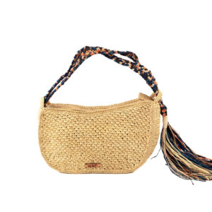 Sac hobo en raphia, doté d'une double anse en macramé.