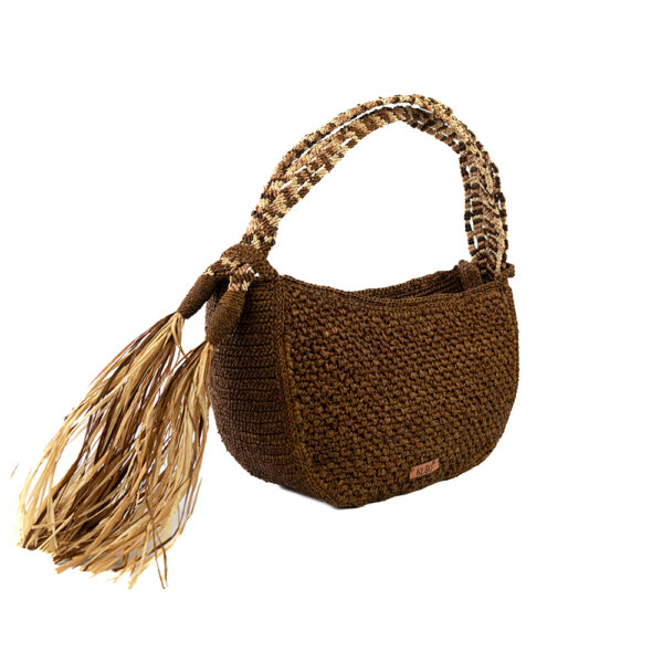 Sac hobo marron en raphia, doté d'une double anse en macramé.