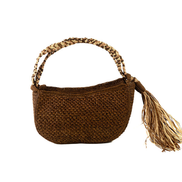 Sac hobo marron en raphia, doté d'une double anse en macramé.