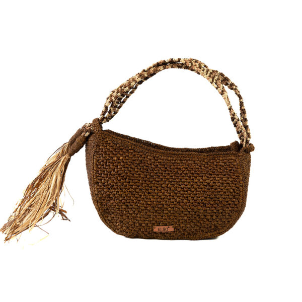 Sac hobo marron en raphia, doté d'une double anse en macramé.