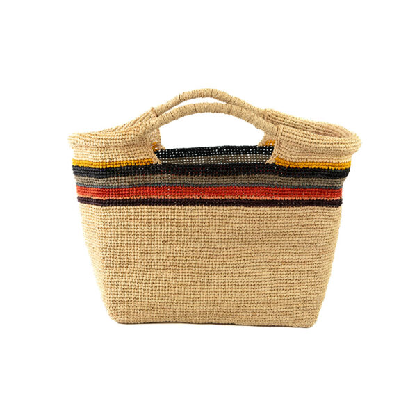 Panier cabas chic en raphia avec franges multicolores, doté d'une anse tressée.