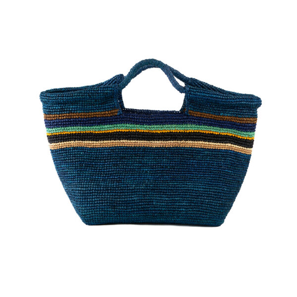 Sac cabas bleu jean chic en raphia avec franges, doté d'une anse tressée.