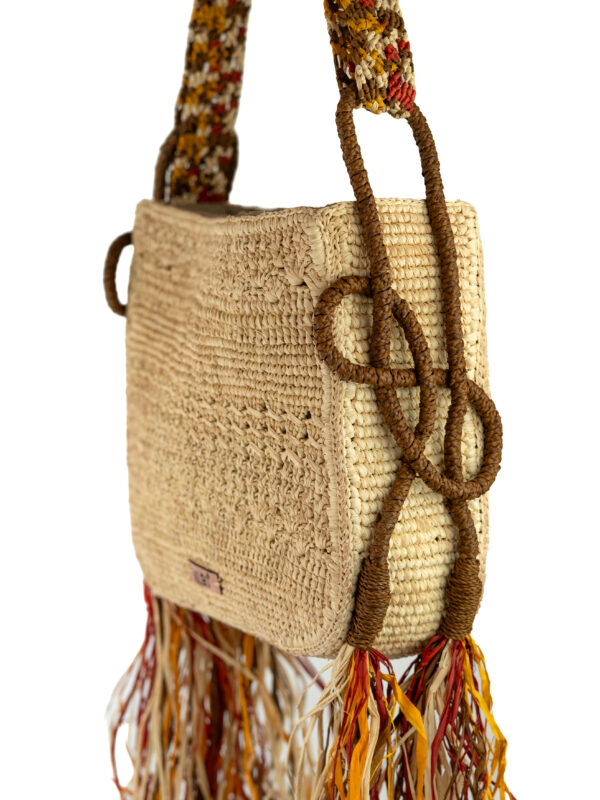 Sac en raphia original coloré avec franges, doté d'une double anse multicolore en macramé