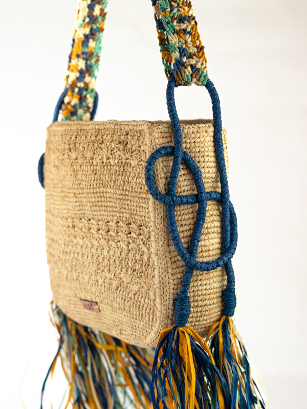 Sac raphia et macramé avec franges, doté d'une double anse multicolore en macramé