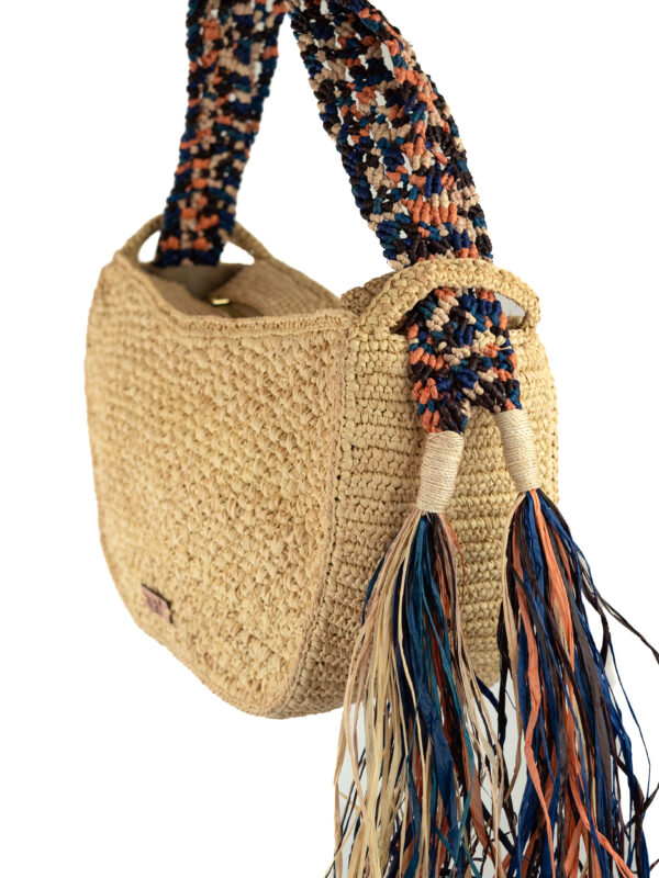 Sac hobo en raphia, doté d'une double anse en macramé.