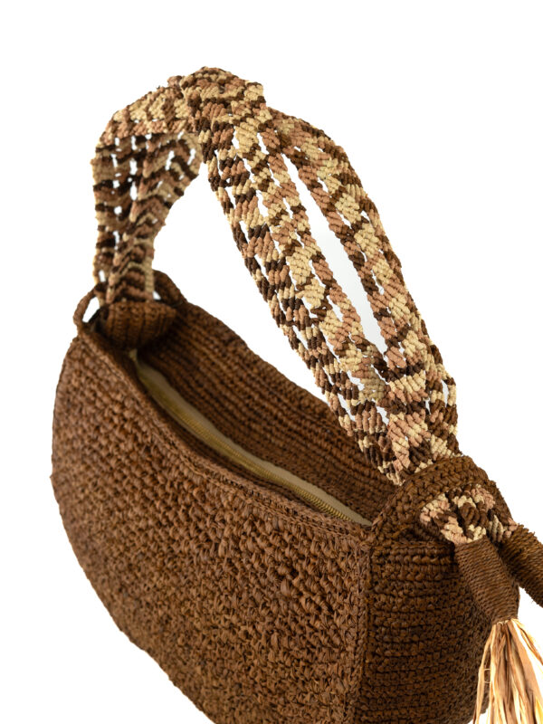 Sac hobo marron en raphia, doté d'une double anse en macramé.