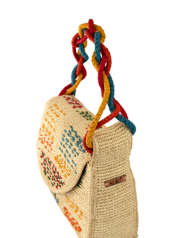 Sac été coloré en raphia rehaussé de broderies, doté d'une anse corde tressée multicolore